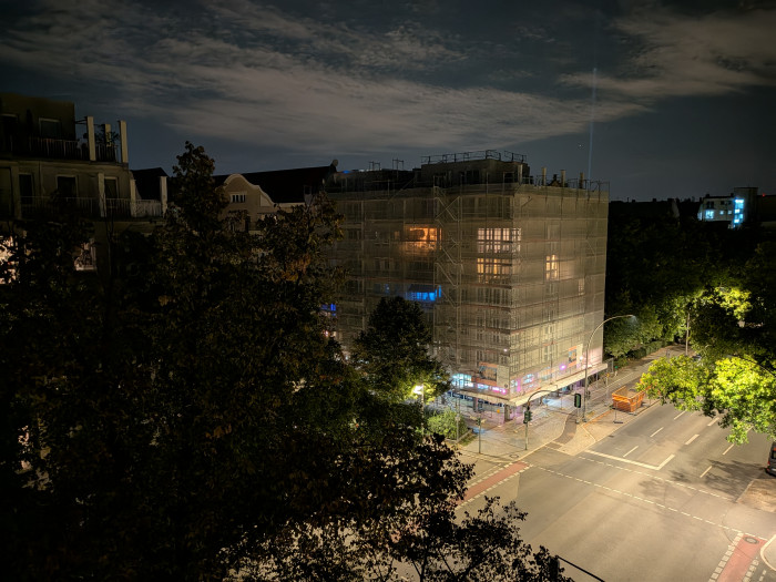 Die Hauptkamera des Pixel 10 macht nachts vergleichbar gute Bilder ...